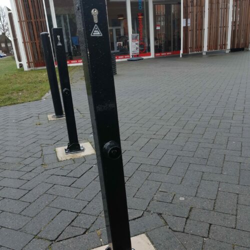 Parkeerpaal model Square 11 De uitvoering van deze parkeerpaal met vlakke kop. Neerklapbaar en voorzien van zowel een driekantslot als een cilinderslot.